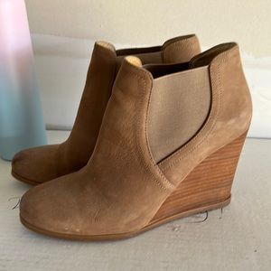 Audrey Brooke tan wedges